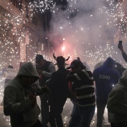 Personas participan en "La Alumbrada", una fiesta tradicional con motivo de la celebración de Día de Muertos, en el poblado de San Antonio Tecómitl, en la Ciudad de México, capital de México. | Foto:Xinhua/Francisco Cañedo
