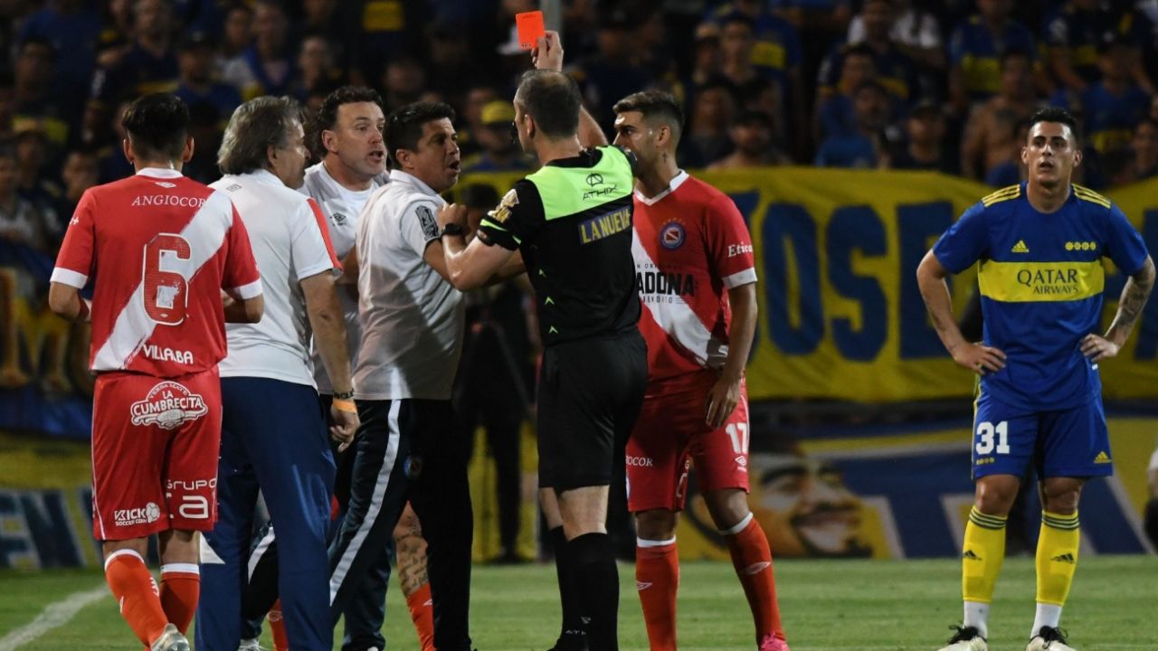 Insólito episodio en el fútbol argentino: embarraron el área del