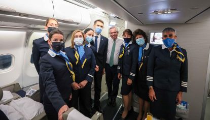 Alberto Fernández en el avión de Aerolíneas en el vuelo de regreso de su gira europea.