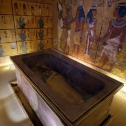 La tumba de Tutankamón fue hallada, el 4 de noviembre de 1922, por el célebre arqueólogo inglés Howard Carter, en el Valle de los Reyes. 