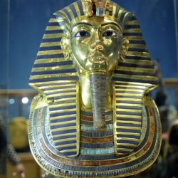 Entre los objetos hallados más valiosos se encontraba la máscara funeraria de Tutankamón, confeccionada en oro.