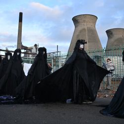 Activistas climáticos del grupo Ocean Rebellion, se manifiestan frente a la planta de la refinería y el centro petroquímico de INEOS en Grangemouth, Escocia. | Foto:BEN STANSALL / AFP
