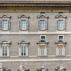 El Papa Francisco habla desde una ventana del palacio apostólico durante el rezo semanal del Ángelus. | Foto:Vincenzo PInto / AFP
