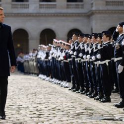 El presidente francés, Emmanuel Macron, pasa revista a las tropas durante una ceremonia militar de "prise d'armes" en el patio de los Inválidos de París. | Foto:POOL / AFP