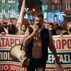 Trabajadores participan en una concentración frente al edificio del Parlamento griego, convocada por los sindicatos de trabajadores contra el proyecto de ley de reforma laboral en Atenas. | Foto:LOUISA GOULIAMAKI / AFP