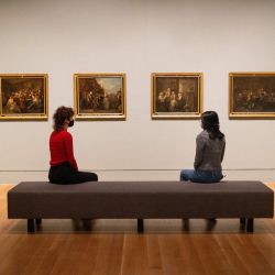 Asistentes de la galería sentados frente a una serie de pinturas titulada "A Rake's Progress" del artista inglés William Hogarth durante un photocall para la exposición Hogarth y Europa en la Tate Britain en Londres. | Foto:Tolga Akmen / AFP