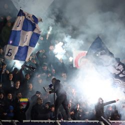Los hinchas del Dinamo Zagreb encienden bengalas y lanzan destellos de luz durante el partido de fútbol del grupo H de la UEFA Europa League entre el GNK Dinamo Zagreb y el Rapid Wien en el estadio Maksimir de Zagreb. | Foto:DAMIR SENCAR / AFP