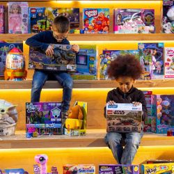 Los niños juegan con juguetes durante un photocall mientras DreamToys predice los 12 juguetes más buscados por los niños para esta Navidad en el centro de Londres. | Foto:Tolga Akmen / AFP