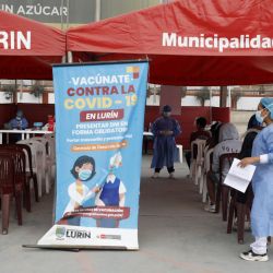 Una trabajadora de la salud ofrece indicaciones a jóvenes que esperan para recibir una vacuna contra la enfermedad del nuevo coronavirus (COVID-19), durante una jornada de vacunación para adolescentes entre 15 y 17 años en el complejo deportivo "José Fuentes Chapeta", en el distrito de Lurín, en el sur de Lima, Perú. | Foto:Xinhua/Mariana Bazo