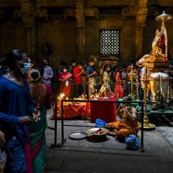 Devotos hindúes ofrecen oraciones durante Diwali, el festival de las luces, en un templo hindú en Colombo. | Foto:ISHARA S. KODIKARA / AFP