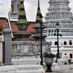 Turistas extranjeros visitan el Gran Palacio, un día después de que Tailandia diera la bienvenida a los primeros viajeros vacunados contra el coronavirus Covid-19 para entrar en el país sin necesidad de una cuarentena de dos semanas, en Bangkok. | Foto:LILLIAN SUWANRUMPHA / AFP