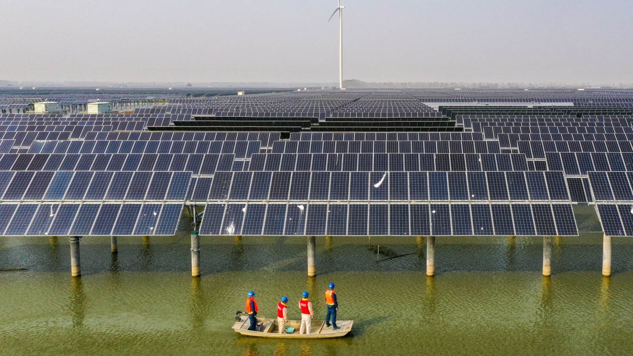 Vista aérea de trabajadores eléctricos patrullando en medio de un proyecto de generación energía fotovoltaica y eólica instalado sobre aguas pesqueras en el poblado de Sheyanghu del distrito de Baoying de Yangzhou, en la provincia de Jiangsu, en el este de China. | Foto:Xinhua/Li Bo