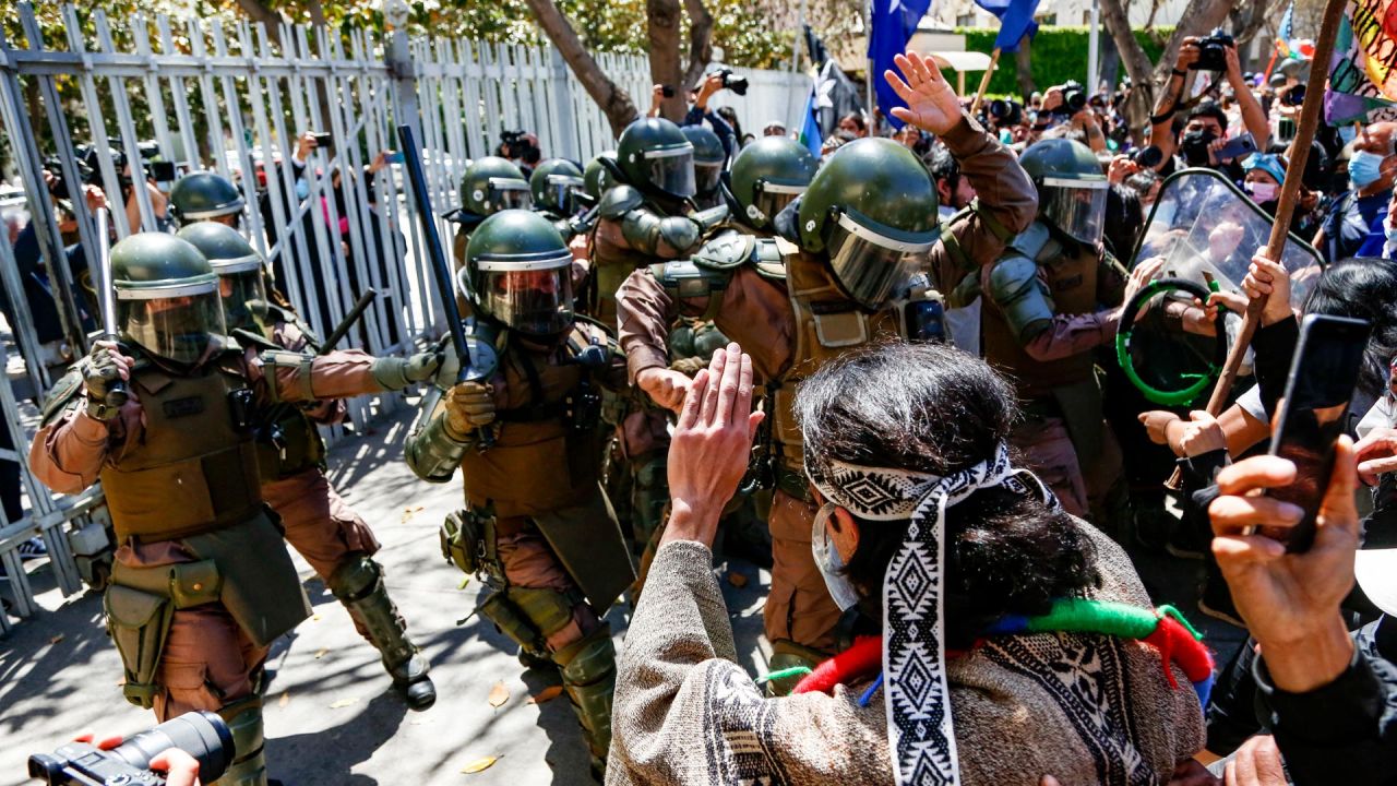 Indígenas mapuches chilenos y sus partidarios se enfrentan a la policía antidisturbios durante una protesta contra el gobierno de Chile frente al edificio del Congreso en Valparaíso, Chile. | Foto:DEDVI MISSENE / AFP