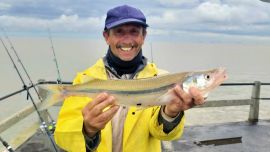 En tal destacada jornada lo acompañó su hijo Leandro, de visita de pesca en el espigón del Club Universitario.