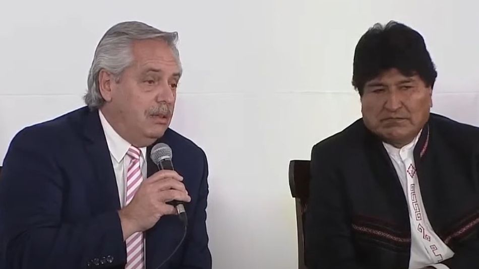 Alberto Fernández y el expresidente boliviano Evo Morales, en el acto de la Embajada de México.