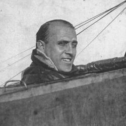 Newbery fue el primer primer hombre en cruzar el río de la Plata tanto en globo como en avión. 