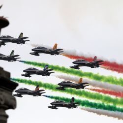 El escuadrón acrobático italiano Frecce Tricolori realiza una actuación durante una ceremonia conmemorativa por el Día de la Unidad Nacional y de las Fuerzas Armadas de Italia, en Roma. | Foto:Xinhua/Elisa Lingria