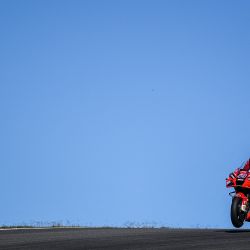 El piloto australiano de Ducati Jack Miller conduce durante la primera sesión de entrenamientos libres de MotoGP del Gran Premio de Portugal en el Circuito Internacional del Algarve, en Portimao. | Foto:PATRICIA DE MELO MOREIRA / AFP