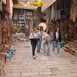 Los turistas pasan por delante de las tiendas en la Ciudad Vieja de Jerusalén, cuando Israel reabre a los turistas vacunados contra el Covid-19. | Foto:AHMAD GHARABLI / AFP