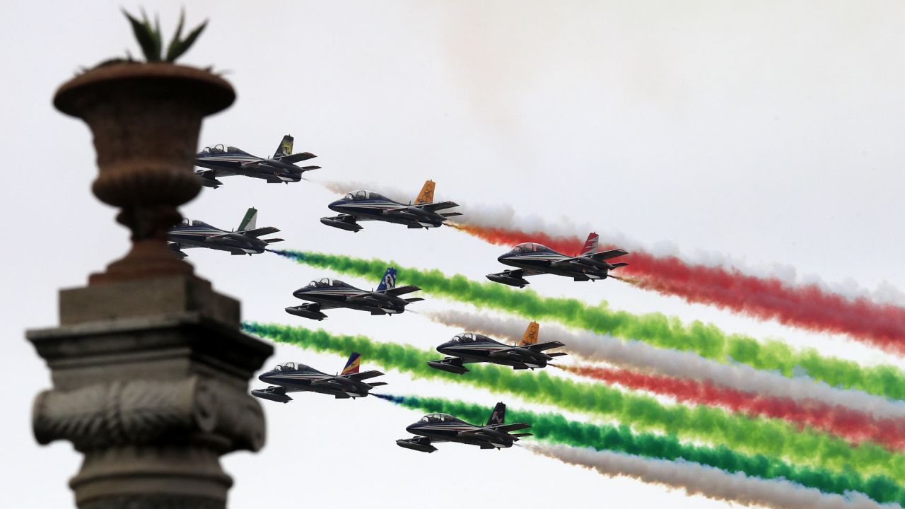 El escuadrón acrobático italiano Frecce Tricolori realiza una actuación durante una ceremonia conmemorativa por el Día de la Unidad Nacional y de las Fuerzas Armadas de Italia, en Roma. | Foto:Xinhua/Elisa Lingria