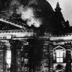 El 9 de noviembre de 1938 los nazis destruyeron y quemaron propiedades judías en Alemania, lo conoció como "la noche de los cristales rotos"