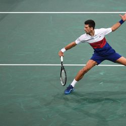 El serbio Novak Djokovic devuelve la pelota al ruso Daniil Medvedev durante su partido de tenis de la final individual masculina en el último día del ATP Paris Masters en The AccorHotels Arena en París. | Foto:ANNE-Christine POUJOULAT / AFP