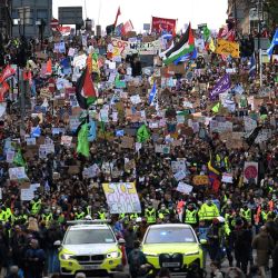 Jóvenes manifestantes participan en la concentración Fridays For Future en Glasgow, Escocia, sede de la Conferencia de las Naciones Unidas sobre el Cambio Climático COP26 que se celebra en la ciudad. | Foto:DANIEL LEAL-OLIVAS / AFP