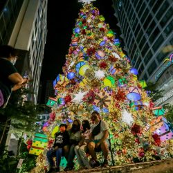 Personas toman fotografías de un árbol de Navidad gigantesco durante la inauguración de una exhibición temática de Navidad en un centro comercial, en Ciudad Quezon, Filipinas. | Foto:Xinhua/Rouelle Umali