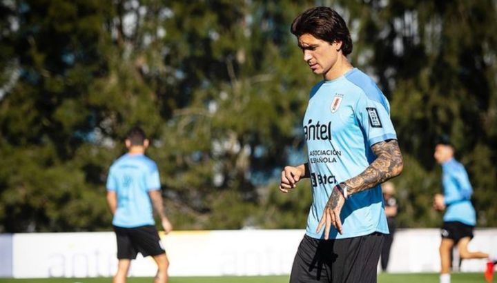 Darwin Núñez se lesionó en Benfica y no podrá jugar el clásico Uruguay-Argentina. //Instagram y AFP