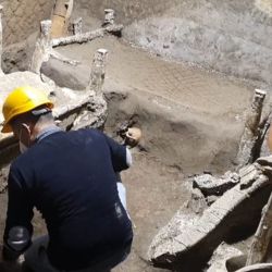 Los arqueólogos encontraron tres camas confeccionadas de cuerdas y tablas, un orinal y varios objetos de cerámicas entre los que había ánforas, jarras de cerámica y una bacinica.