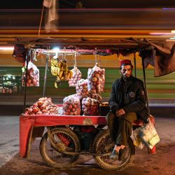 Un vendedor de fruta afgano espera a los clientes en una calle de la capital, Kabul. | Foto:HECTOR RETAMAL / AFP