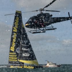 El Imoca 60 Bureau Valle sale del puerto de Le Havre en la salida de la Transat Jacques Vabre. - La Transat Jacques Vabre de vela por parejas comienza en Le Havre y llega a Fort-de-France. | Foto:SEBASTIEN SALOM-GOMIS / AFP