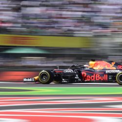 El piloto holandés de Red Bull, Max Verstappen, corre durante el Gran Premio de México de Fórmula Uno en el autódromo Hermanos Rodríguez en la Ciudad de México. | Foto:PEDRO PARDO / AFP