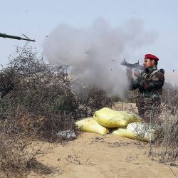 Esta imagen muestra a un soldado iraní disparando una granada propulsada por cohete durante un ejercicio militar en la orilla del mar de Omán en la región costera de Balushistán. | Foto:oficina del ejército iraní / AFP