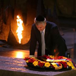 El presidente de Colombia, Iván Duque, deposita una corona de flores en la Sala del Recuerdo durante su visita al museo conmemorativo del Holocausto Yad Vashem, en Jerusalén. | Foto:Menahem Kahana / AFP