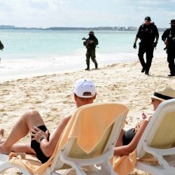 Personas observan a soldados de Ejército mexicano durante el operativo "Playa Segura", en Cancún, en el estado de Quintana Roo, México. | Foto:Xinhua/Adolfo Jasso