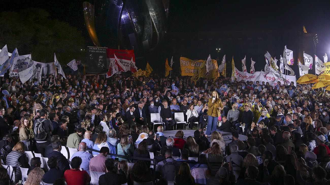 La candidata a diputada nacional de Juntos por el Cambio María Eugenia Vidal, acompañada por Horacio Rodríguez Larreta, encabeza esta tarde en la Plaza Naciones Unidas su acto de cierre de campaña de cara a las elecciones del próximo domingo.