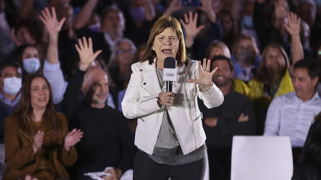 La candidata a diputada nacional de Juntos por el Cambio María Eugenia Vidal, acompañada por Horacio Rodríguez Larreta, encabeza esta tarde en la Plaza Naciones Unidas su acto de cierre de campaña de cara a las elecciones del próximo domingo.