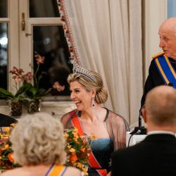 El rey Guillermo Alejandro y la reina Máxima de Holanda son recibidos por el rey Harald de Noruega durante una cena de gala en el palacio de Oslo, en el primer día de la visita de Estado de los Países Bajos. | Foto:Terje Pedersen / NTB / AFP