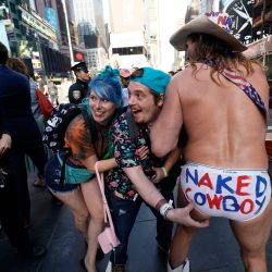 Los turistas posan con el Naked Cowboy en Times Square en Nueva York, Nueva York. - Los turistas internacionales a los Estados Unidos son bienvenidos de nuevo a la ciudad de Nueva York por primera vez en 20 meses al levantarse las restricciones de viaje por la pandemia de Covid-19. | Foto:TIMOTHY A. CLARY / AFP