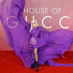 La cantante y actriz estadounidense Lady Gaga posa en la alfombra roja a su llegada para asistir al estreno en el Reino Unido de la película 'House of Gucci', en Londres. | Foto:Tolga Akmen / AFP