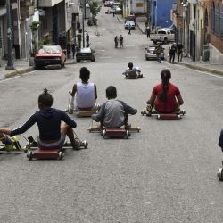 Niños participan en una carrera de carritos artesanales de madera en una calle, en la parroquia Altagracia, en Caracas, Venezuela. | Foto:Xinhua/Str