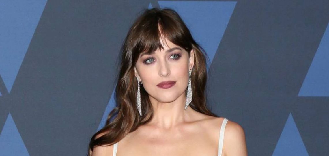 Dakota Johnson eligió un top de pedrería con palazzos Gucci