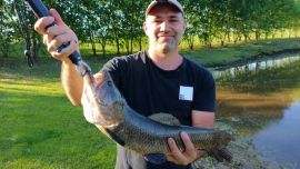 Realizamos lances paralelos a la costa, empleando señuelos de superficie.