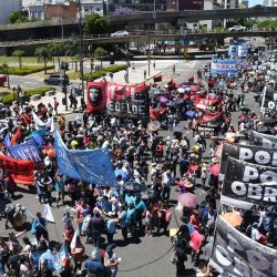 Ciudad de Buenos Aires: Organizaciones sociales marcharon en 9 de Julio y San Juan, cortando el acceso a provincia y la bajada a capital. | Foto:Télam/Daniel Dabove
