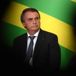 El presidente de Brasil, Jair Bolsonaro, asiste a una ceremonia para la firma de la consolidación del nuevo marco regulatorio laboral en el Palacio de Planalto en Brasilia. | Foto:EVARISTO SA / AFP