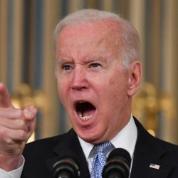 El Presidente de los Estados Unidos, Joe Biden, pronuncia un discurso sobre la aprobación del Acuerdo Bipartidista sobre Infraestructuras y la norma que permitirá la aprobación de la Ley Build Back Better en el Comedor de Estado de la Casa Blanca en Washington, DC. | Foto:ROBERTO SCHMIDT / AFP