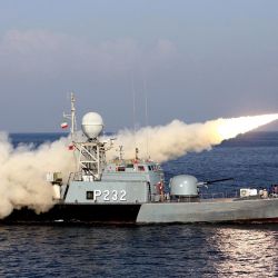 Esta imagen muestra un buque de guerra iraní disparando un misil Ghader durante un ejercicio militar en la orilla del mar de Omán en la región costera de Balushistan. | Foto:AFP / HO / OFICINA DEL EJÉRCITO IRANÍ