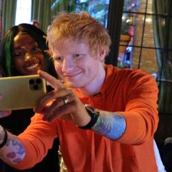 Ed Sheeran se saca una selfie con una fan mientras junto a Spotify celebran el lanzamiento de su nuevo álbum en la ciudad de Nueva York. | Foto:Theo Wargo/Getty Images for Spotify/AFP