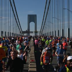 Los corredores cruzan el puente Verrazzano-Narrows durante el Maratón de Nueva York TCS 2021 en Nueva York. | Foto:ANGELA WEISS / AFP